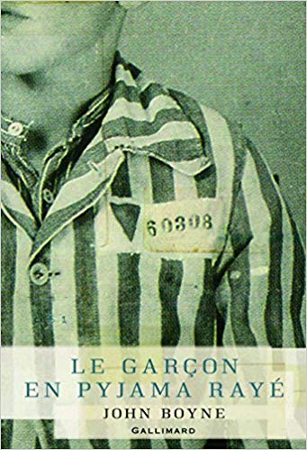 Enfant au pyjama rayé