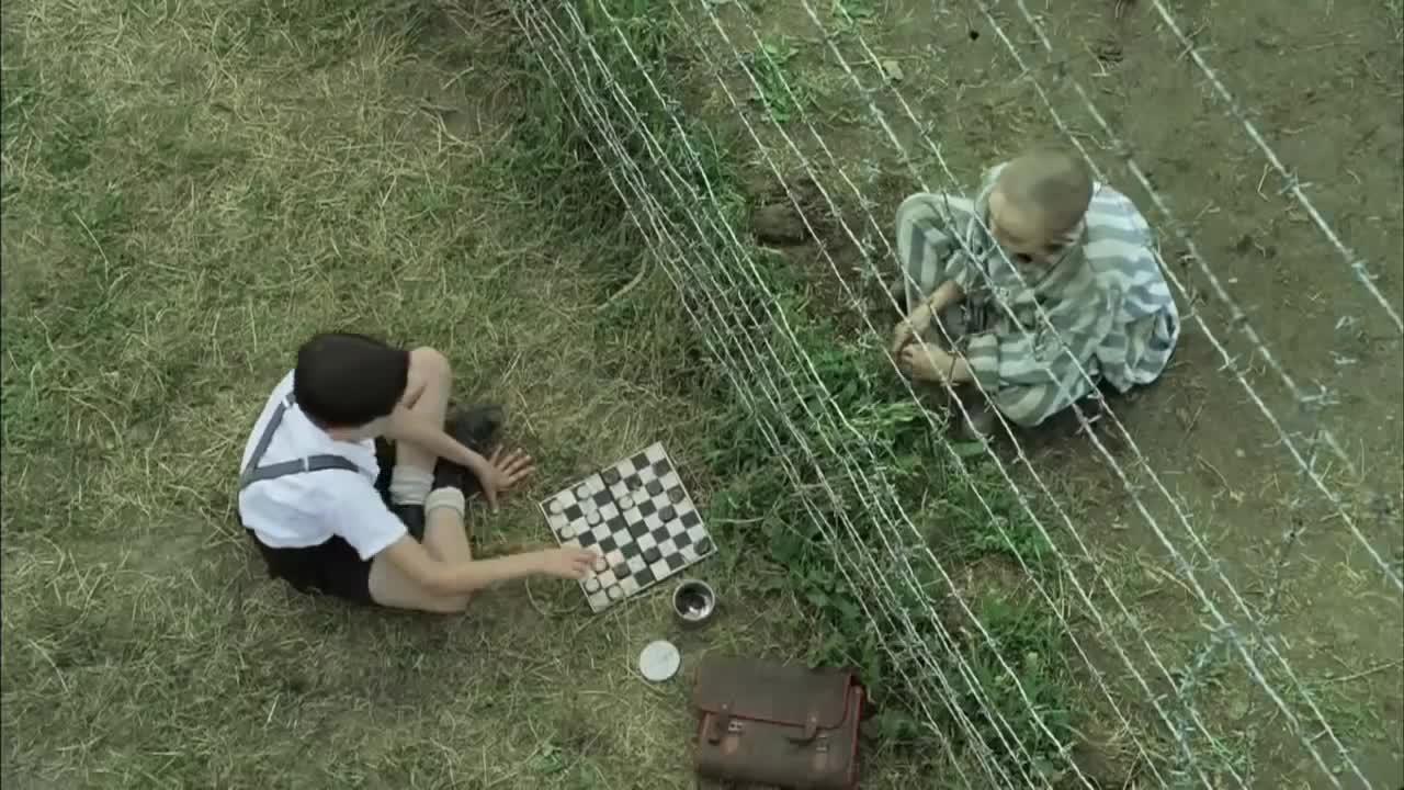 L enfant au pyjama raye