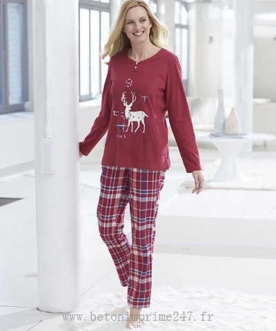 Grosse femme en pyjama