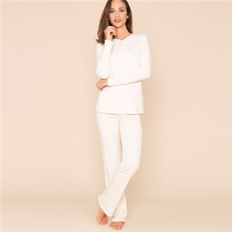 Femme en pyjama photo