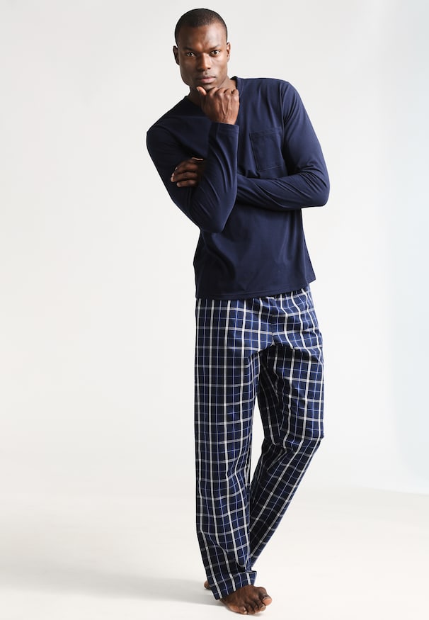 Homme en pyjama