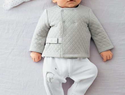 Brassière bébé sous pyjama