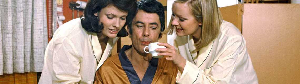 2 grandes filles dans un pyjama ( 1974 )