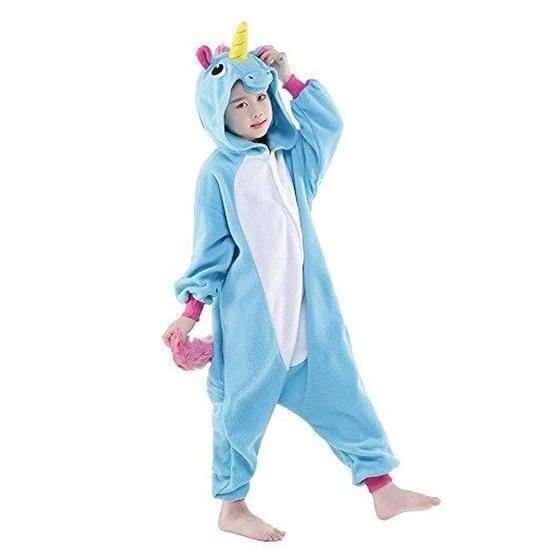 Fille en pyjama licorne