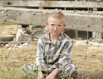 Le petit garçon en pyjama rayé