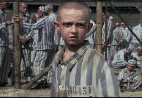 L'enfant au pyjama rayer