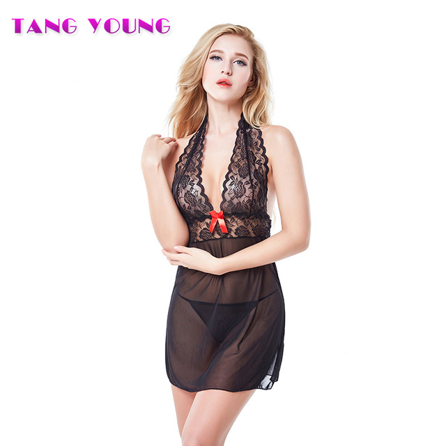 Femme en pyjama transparent