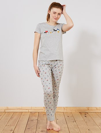 Pyjama qui s'ouvre devant femme