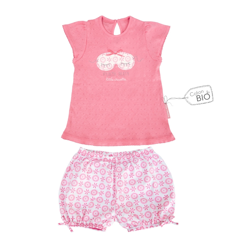 Fille en pyjama